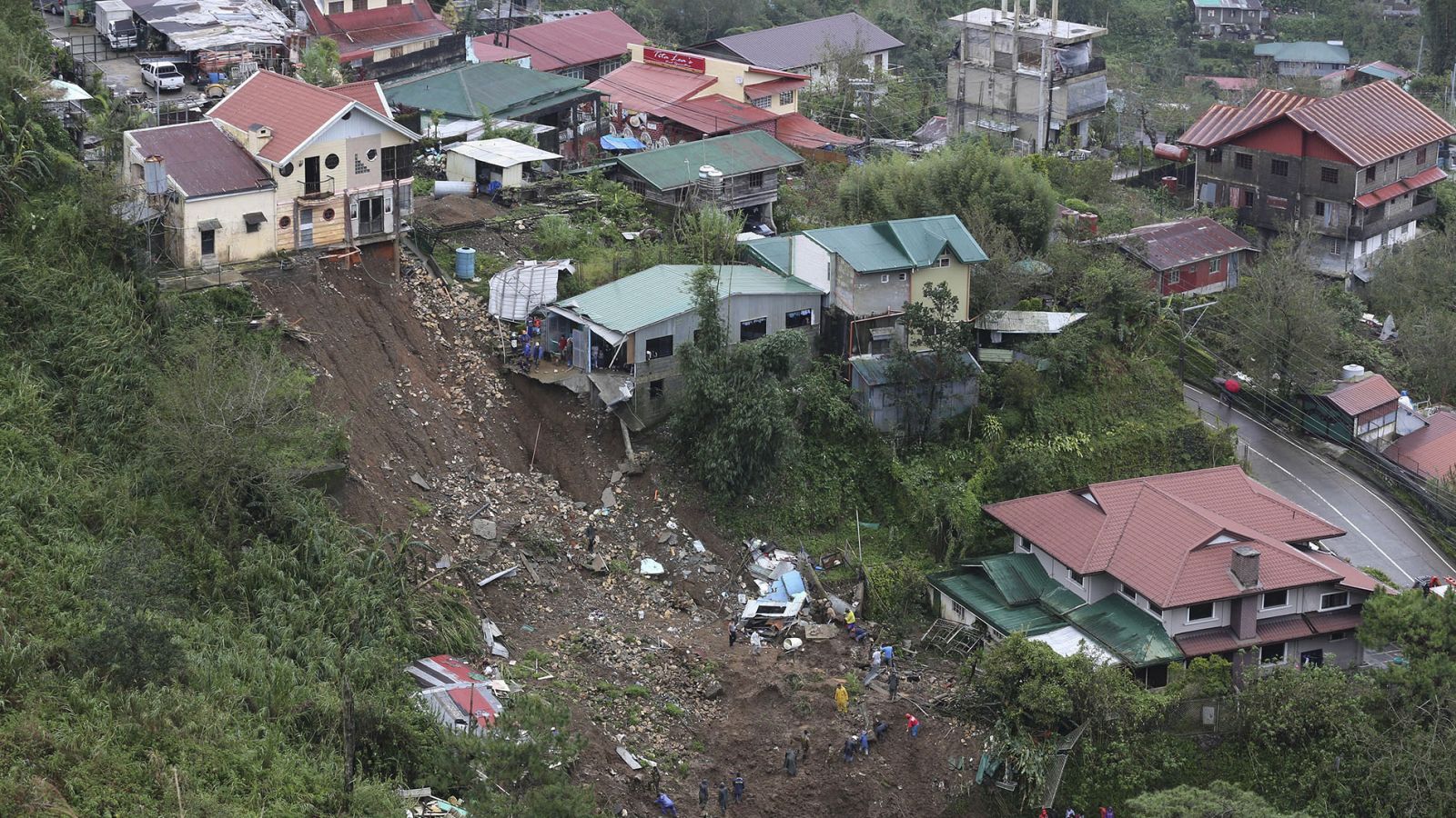 El tifón Mangkhut pasa por Filipinas dejando varios muertos 