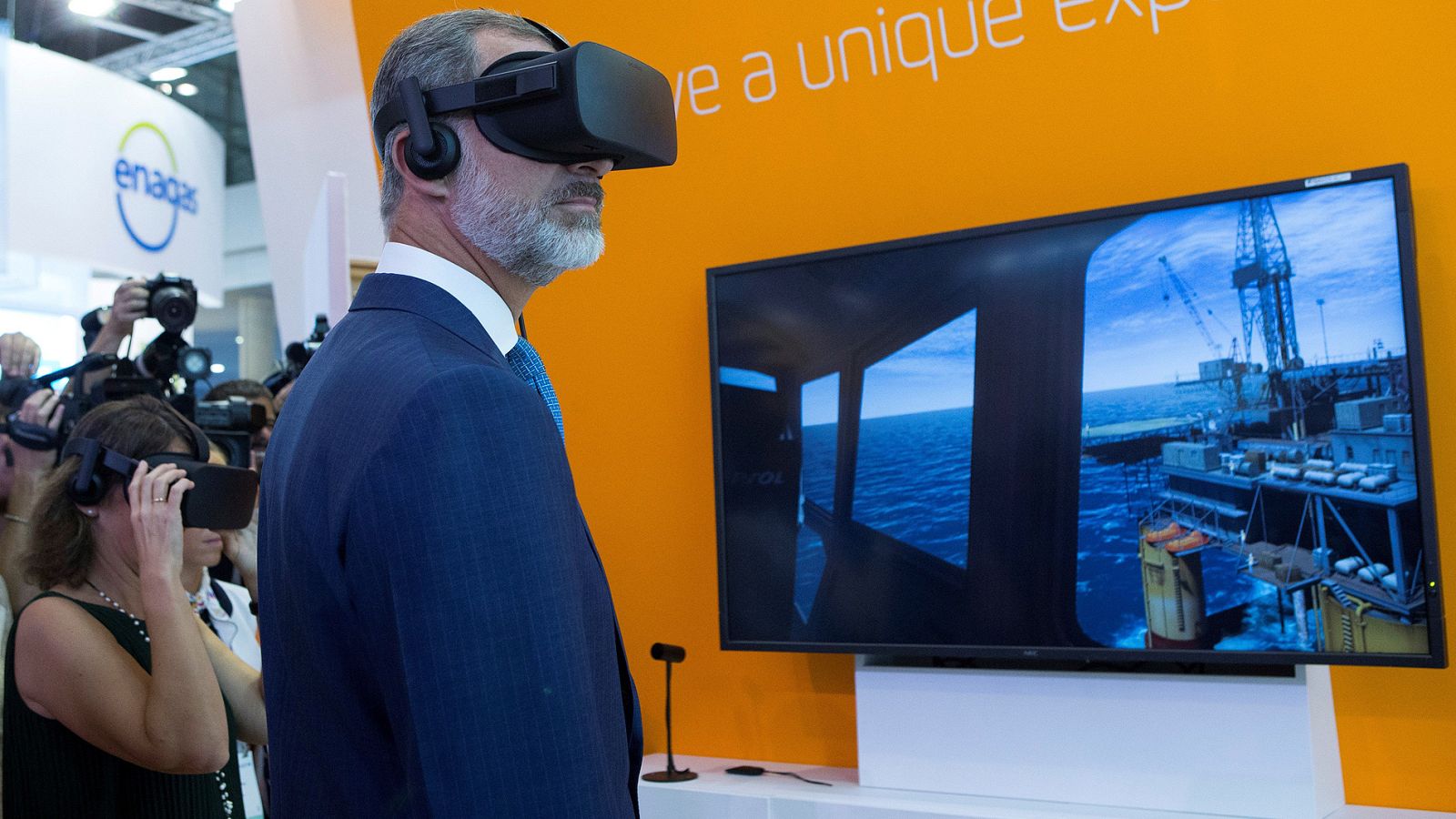 Plante del Govern de Torra al rey en la feria Gastech