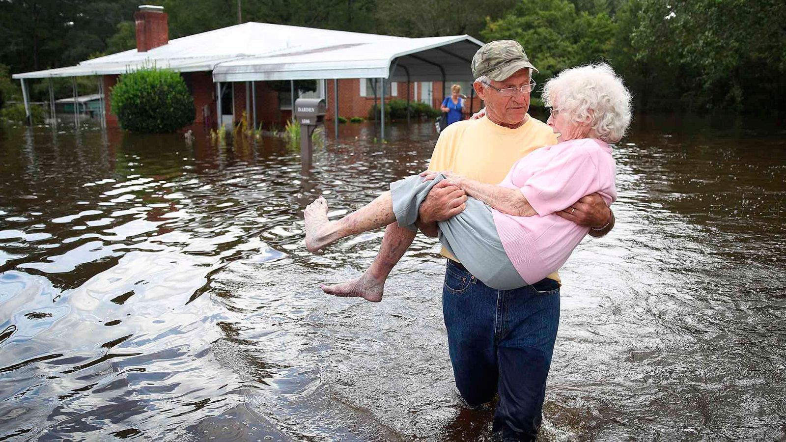 Florence se debilita a tormenta tropical pero continúa amenazando con nuevas inundaciones