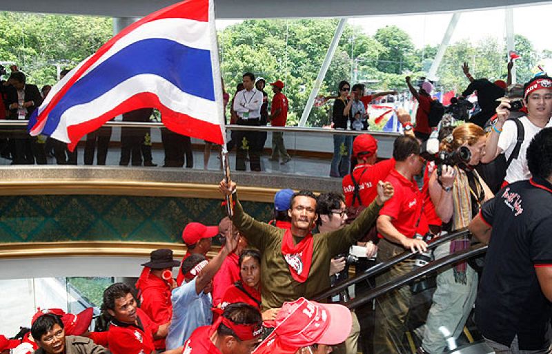 Tailanda cancela la cumbre de la ASEAN después de que los manifestantes irrumpieran en la sede.