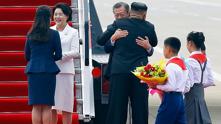 Kim Jong-un abraza a Moon Jae-in a pie de pista