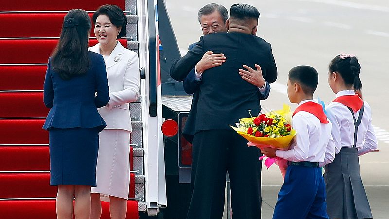 Kim Jong-un abraza a Moon-Jae a pie de pista