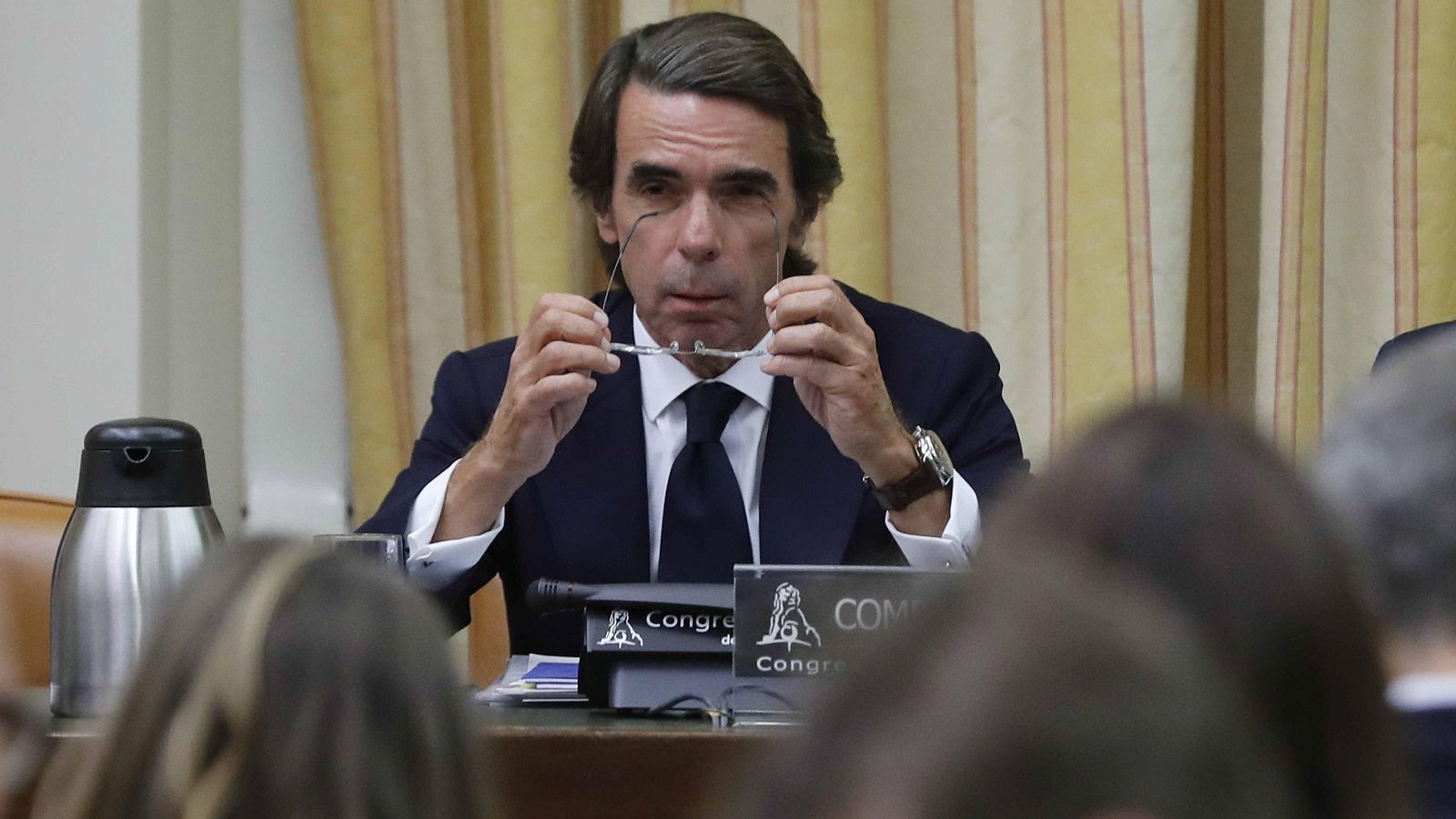 Aznar niega la 'caja B' del PP en una tensa comparecencia en el Congreso