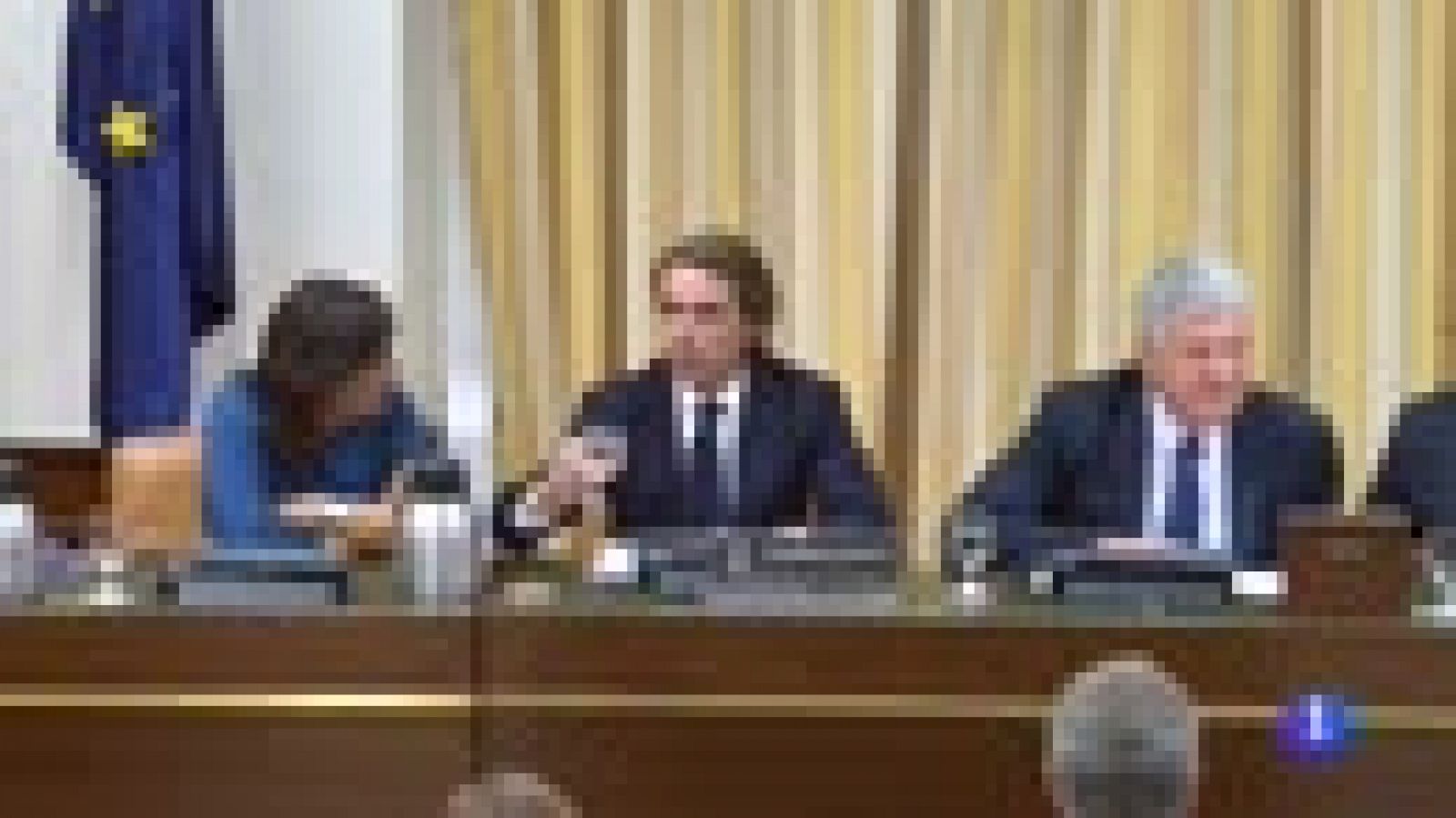 Aznar niega la 'caja B' del PP en una tensa comparecencia en el Congreso