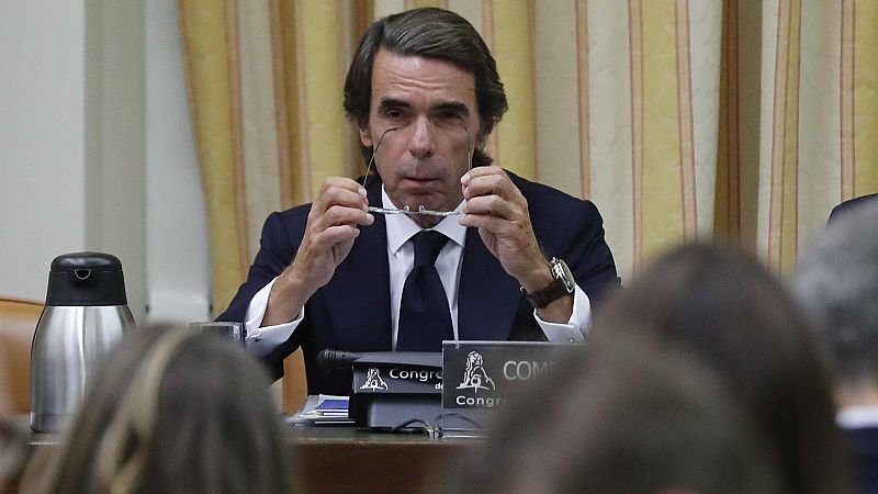 Aznar niega la 'caja B' del PP en una tensa comparecencia en el Congreso