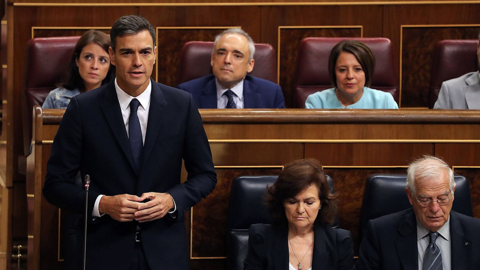 Sánchez defiende su atajo legal para asegurar la aprobación de los Presupuestos y Casado le acusa de "fraude"