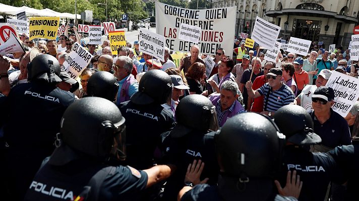 Informativo 24h - Los pensionistas forcejean con la Policía