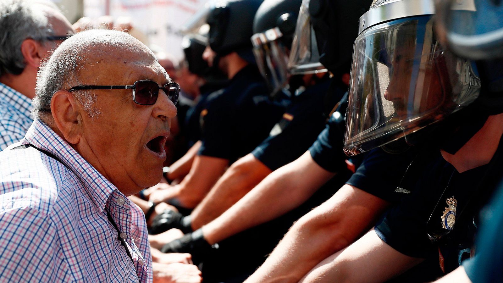 Tensión entre pensionistas y la Policía a las puertas del Congreso