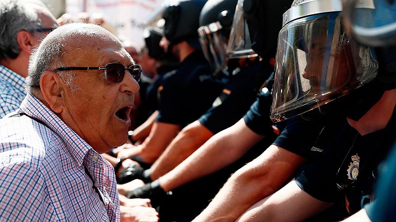 Tensión entre pensionistas y la Policía a las puertas del Congreso