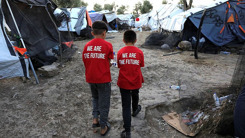 La vida de miles de migrantes hacinados en campamentos en Lesbos