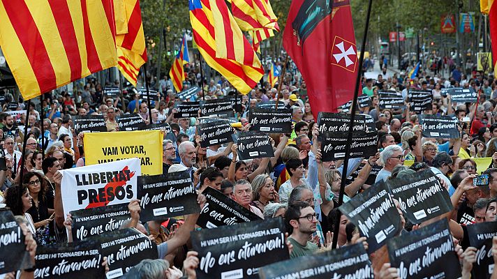 Informativo 24h - Miles de personas conmemoran el aniversario de las protestas del 20S ante la Consellería de Economía