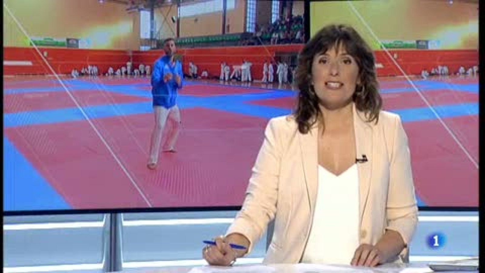 Joves karateques entrenen amb el campió del món, Luigi Busà