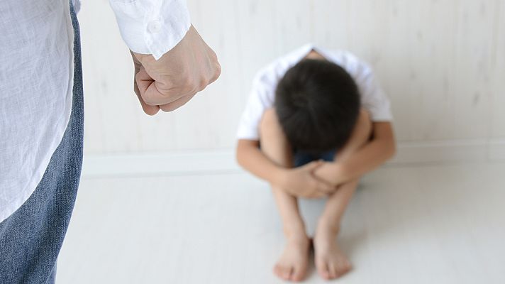 Telediario 1 - Asociaciones de mujeres piden la aplicación urgente de medidas para proteger a los menores víctimas de la violencia de género