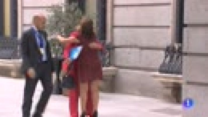 Telediario 1 - Delgado descarta dimitir respaldada por el Gobierno y el PSOE mientras la oposición redobla la presión