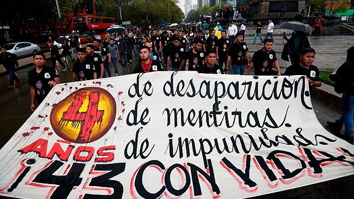 Familiares y amigos de los estudiantes desaparecidos hace cu