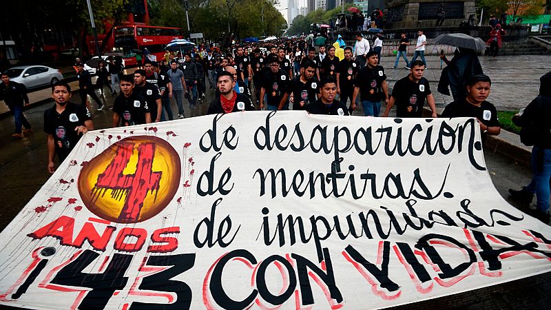 Familiares y amigos de los estudiantes desaparecidos hace cuatro años en Ayotzinapa piden justicia