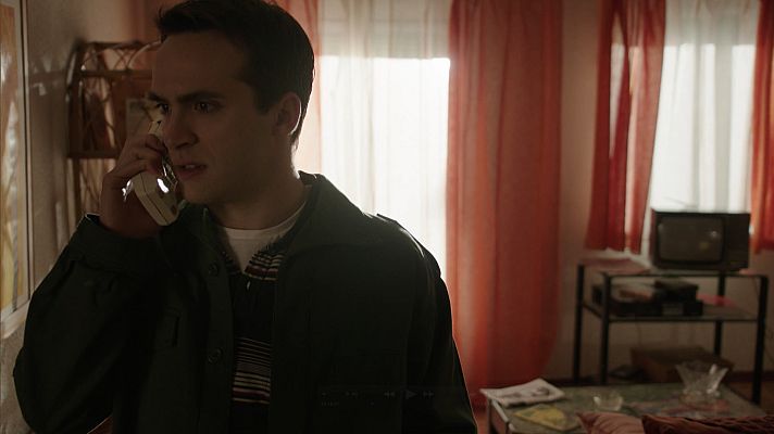 Cuéntame cómo pasó - Carlos se come su orgullo y pide a ayuda a Julia