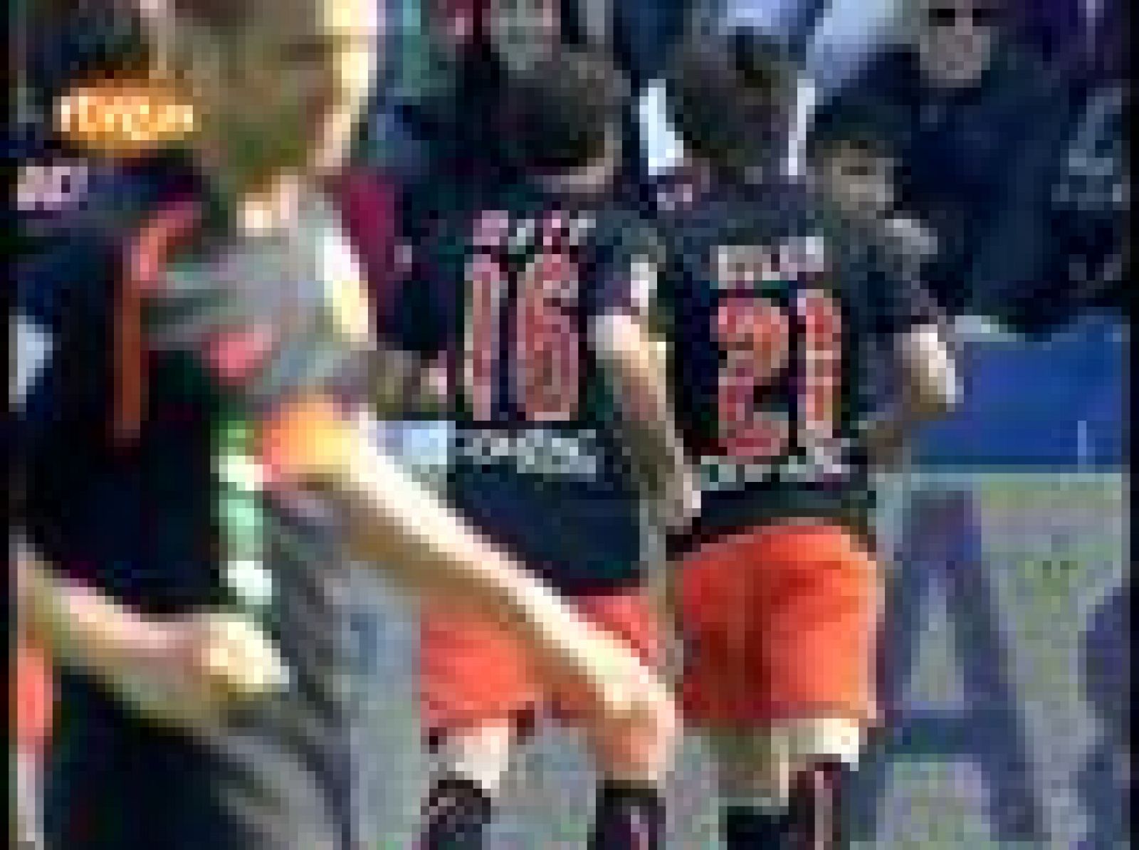 David Villa marcó de penalty uno de los tres goles de su equipo ante el Sporting de Gijón. El 'guaje', salido de la cantera de Mareo, no lo quiso celebrar (13/04/2009).  