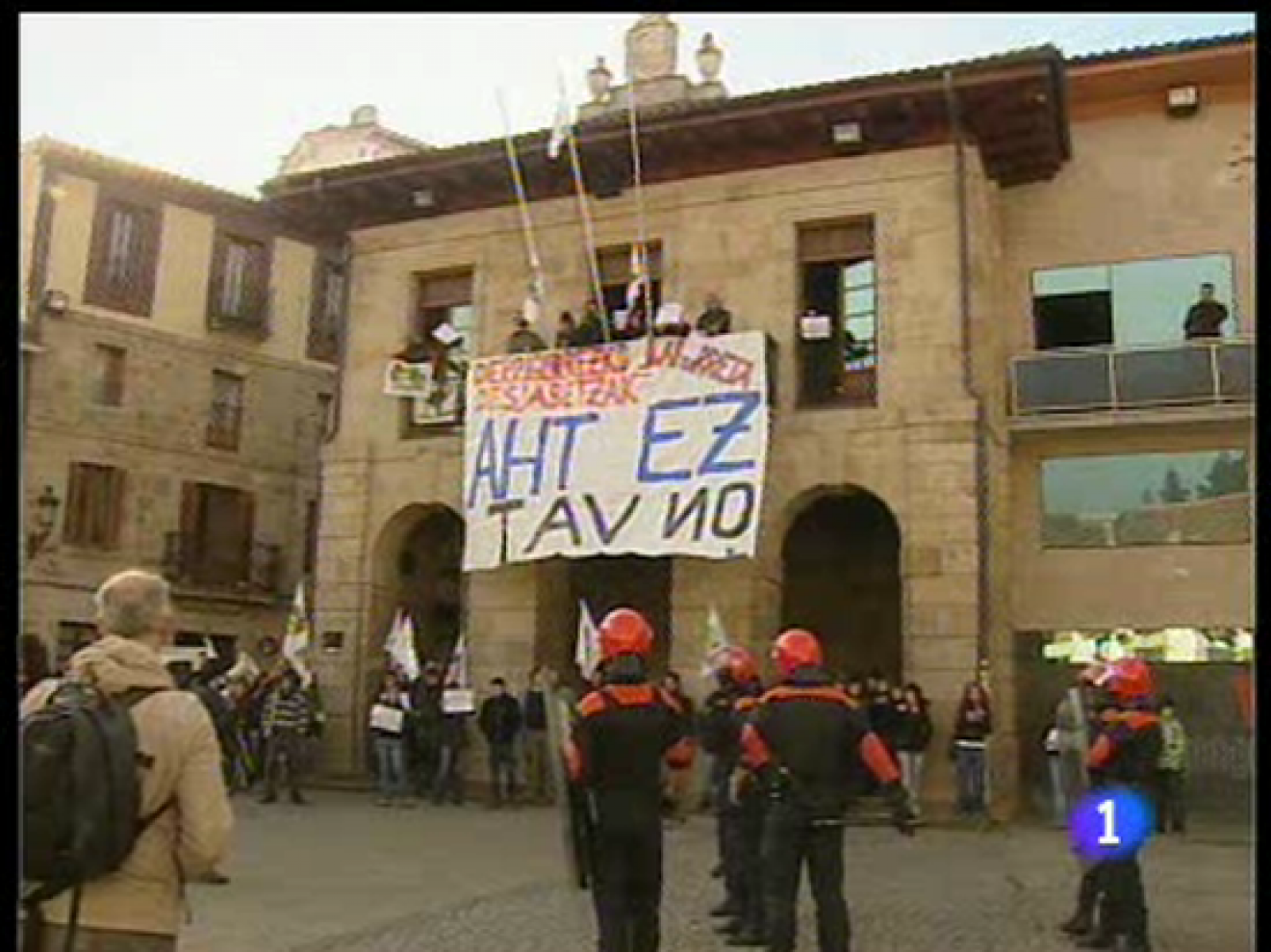 Según un documento al que ha tenido acceso TVE, los ataques se dirigirán tanto a las obras como a los concejales de los pueblos por los que pasará el tren. Las órdenes de ese plan han empezado ya a distribuirse entre los seguidores de la banda.