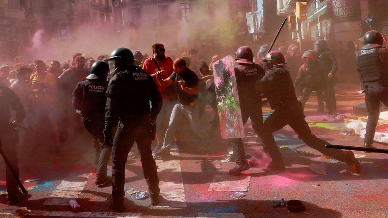 Los mossos cargan contra los independentistas en Barcelona