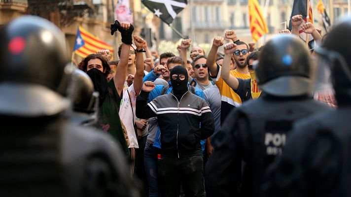 Informativo 24h - Agresiones de algunos independentistas al terminar las manifestaciones en Barcelona
