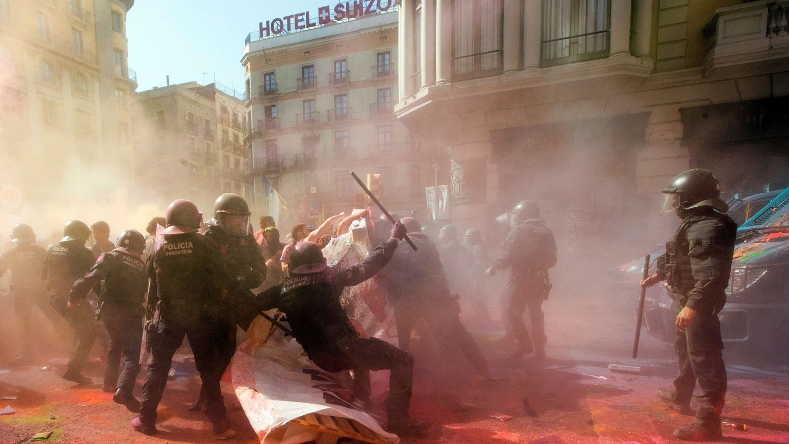 Telediario 1: Tensión en Barcelona por el intento de los independentistas de impedir una manifestación de policías | RTVE Play