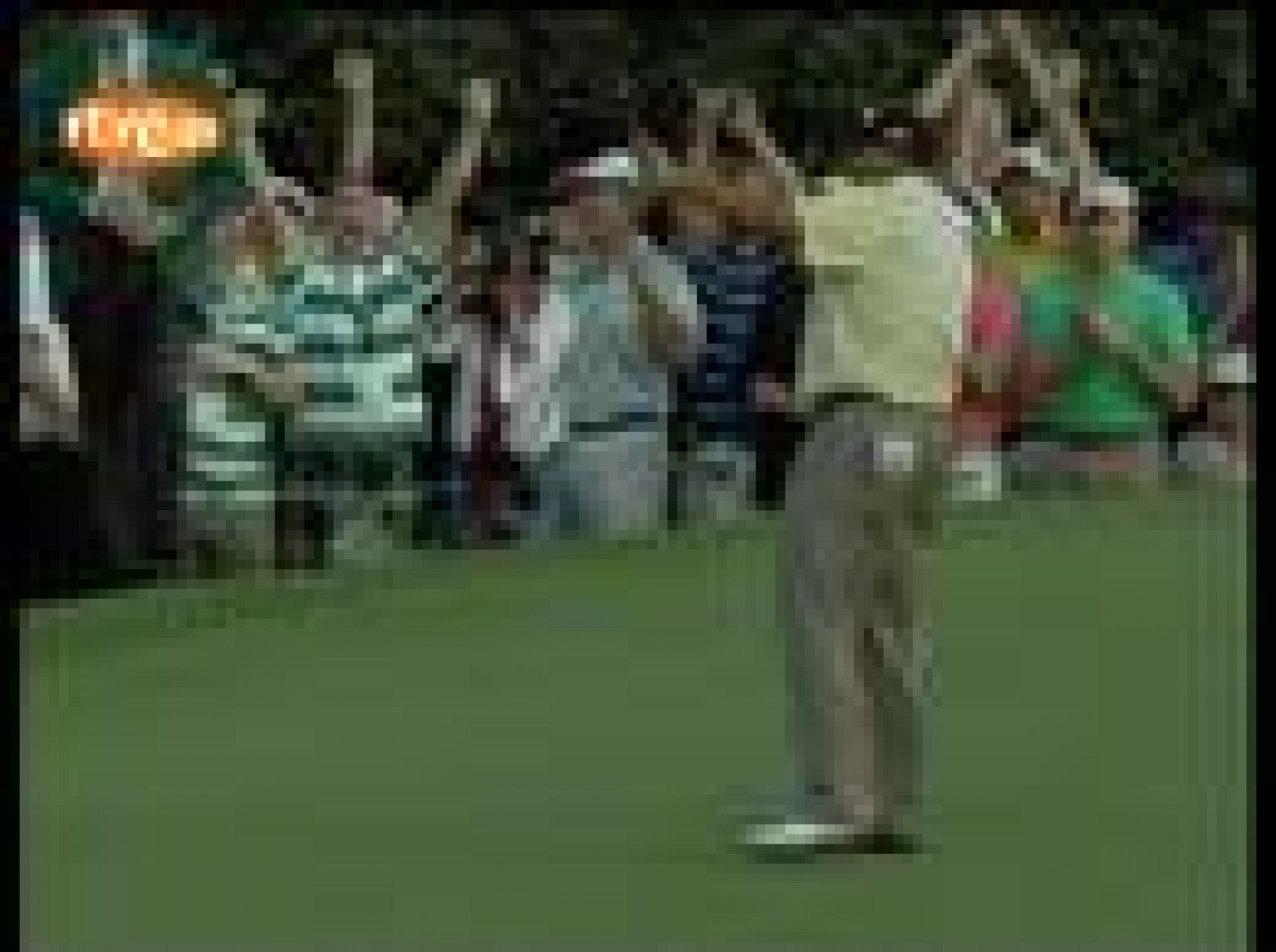 La bandera albiceleste argentina ha dejado un espacio al verde, el color de la chaqueta más famosa del golf mundial que ha ganado, tras un desempate épico, Ángel Cabrera.