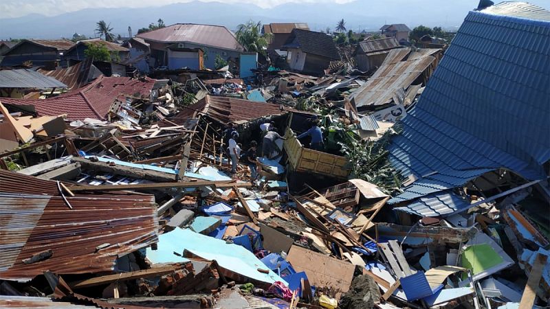 Indonesia busca supervivientes entre réplicas después del terremoto y el tsunami que han dejado al menos 420 muertos