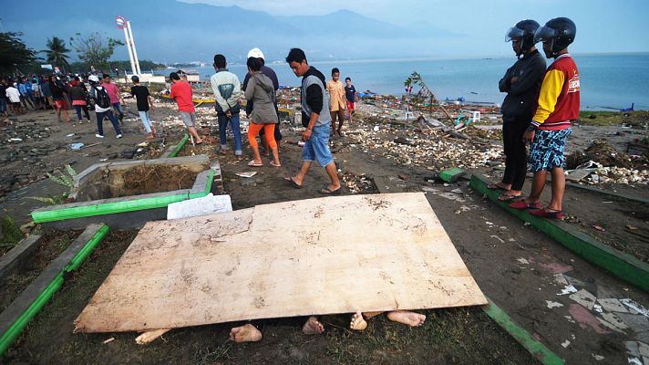 Informativo 24h - Siguen buscando a víctimas atrapadas tras el tsunami de Célebes, en Indonesia