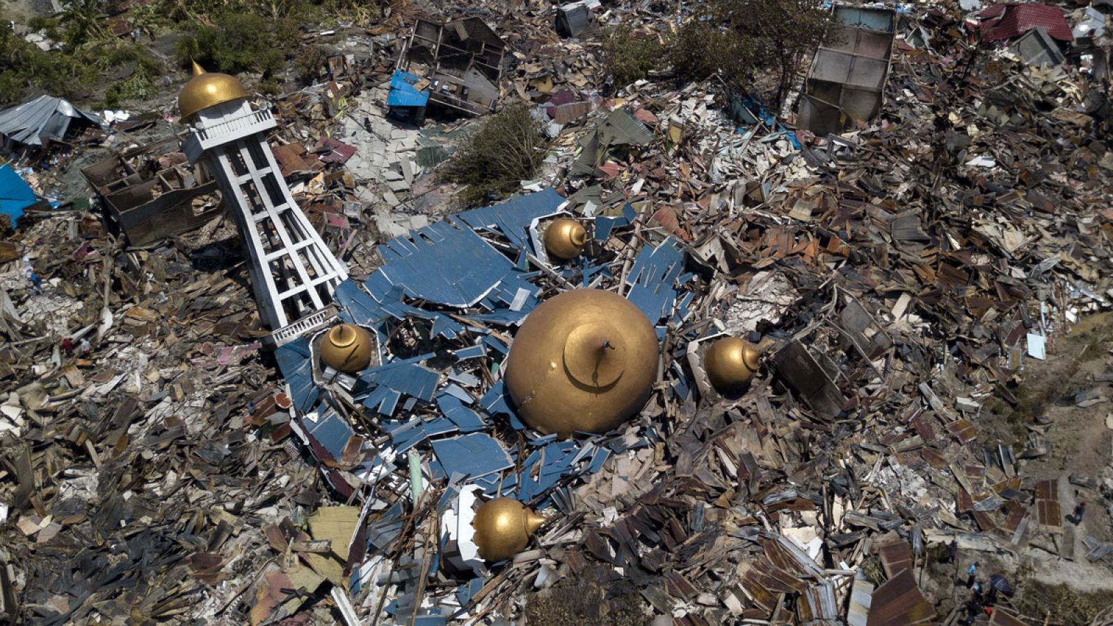 Telediario 1: Las calles más cercanas a la costa sufren severas inundaciones por el tsunami de Indonesia  | RTVE Play