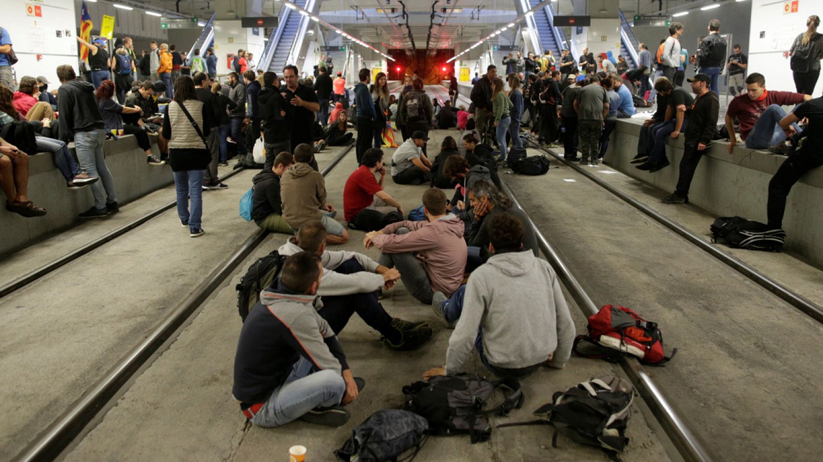 Cientos de miembros de los CDR cortan las vías del AVE en la estación de Girona