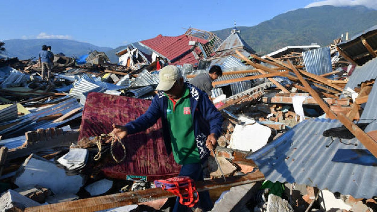 Sin programa: Indonesia busca a los supervivientes del tsunami: "Cuando llegó la ola, perdí a mi mujer" | RTVE Play