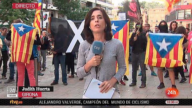 Manifestantes independentistas boicotean a una reportera de TVE en Girona