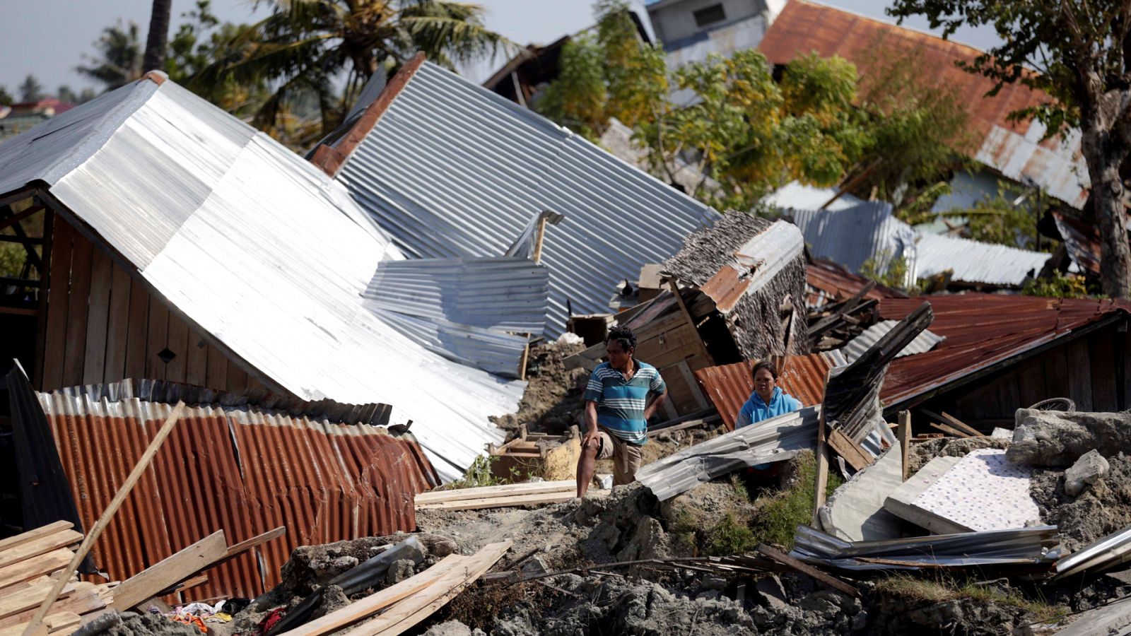 Telediario 1: El gran número de cadáveres colapsa la zona afectada por el tsunami en Indonesia | RTVE Play