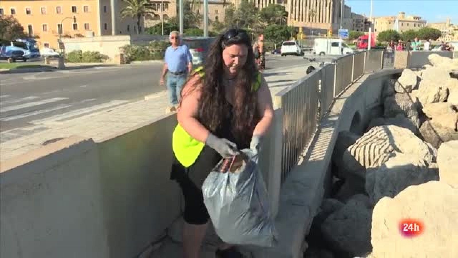 Repor - Plastificados - Voluntarios de Greenpeace quieren dar a conocer el problema medioambiental que provocan los plásticos