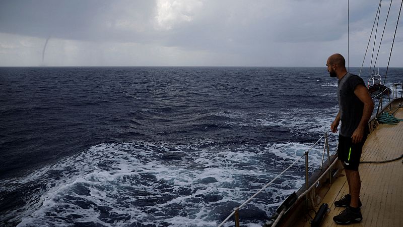El "Astral", el barco de Open Arms, continúa trayecto hacia aguas internacionales para denunciar que faltan buques de rescate de las ONG en el Mediterráneo central. En estos momentos está cerca de Cerdeña y va rumbo a Libia. A bordo viaja un equipo d