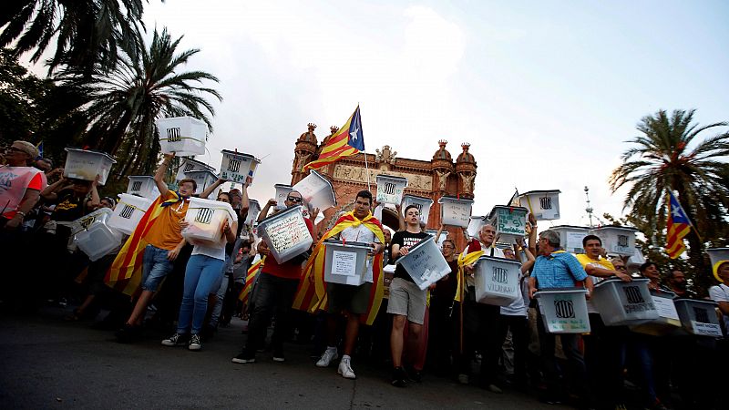 Aniversario referéndum Cataluña: Miles de manifestantes exigen "recuperar el 1-O"