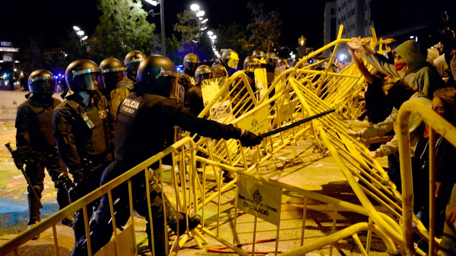 Aniversario referéndum Cataluña - Los Mossos cargan contra un grupo de radicales tras el intento de asalto al Parlament