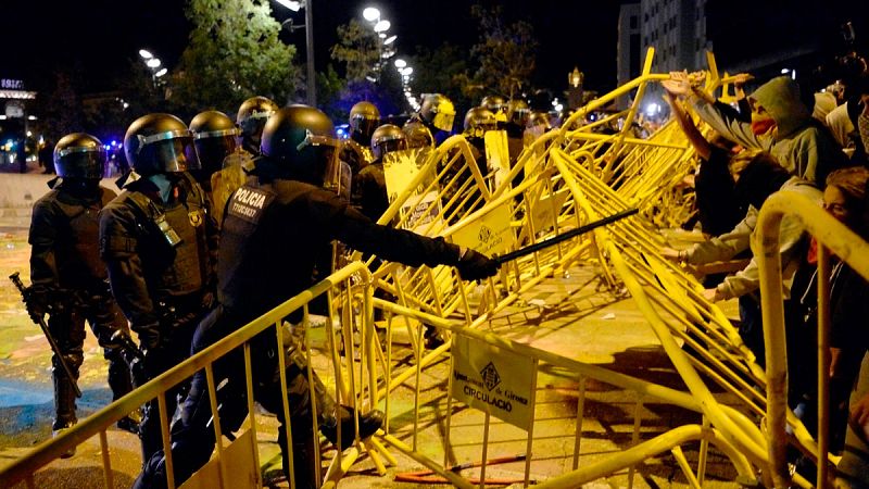 Aniversario referéndum Cataluña - Los Mossos cargan contra un grupo de radicales tras el intento de asalto al Parlament