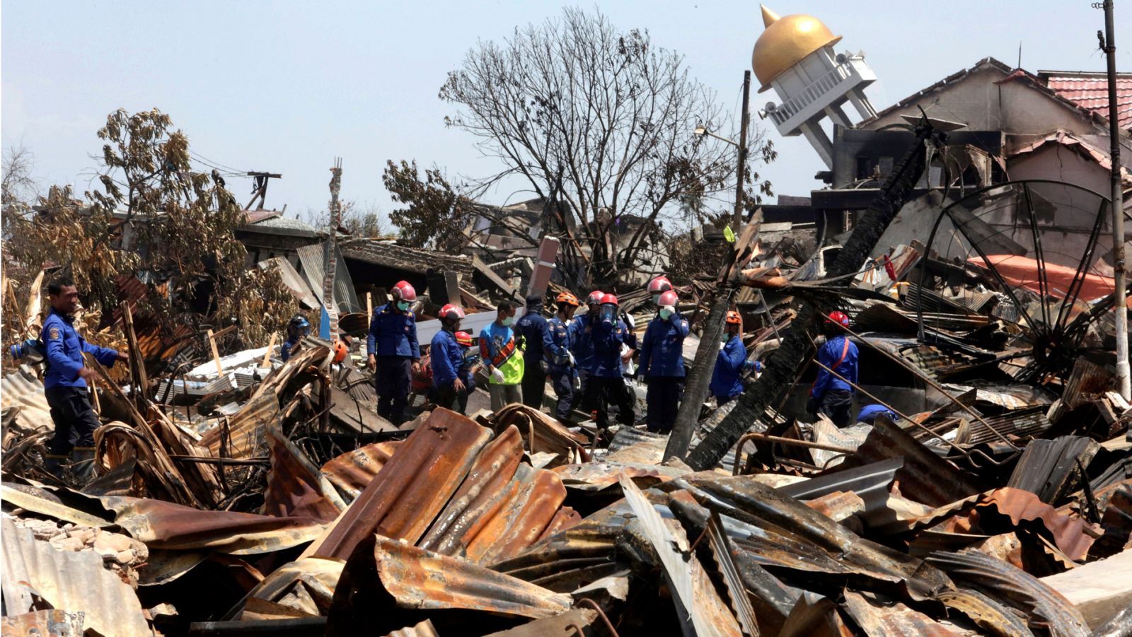 Telediario 1: Indonesia busca supervivientes cuatro días despues del tsunami, que deja ya más de 1.200 muertos | RTVE Play