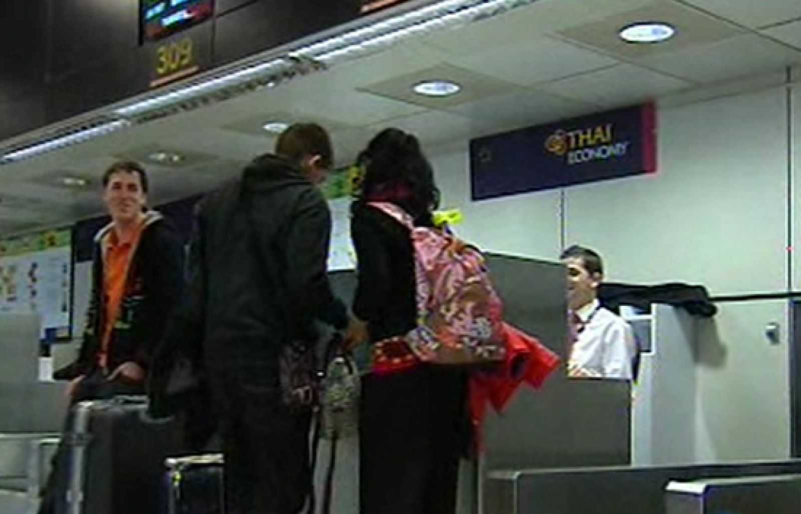 Muchos de los turistas que tenían previsto viajar hoy a Tailandia no han cambiado sus planes | Ver