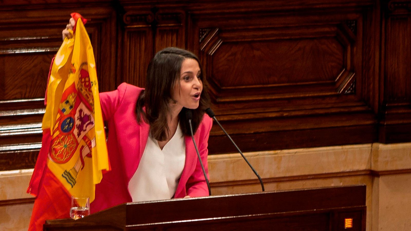 Inés Arrimadas exhibe una bandera de España en el Parlament catalán