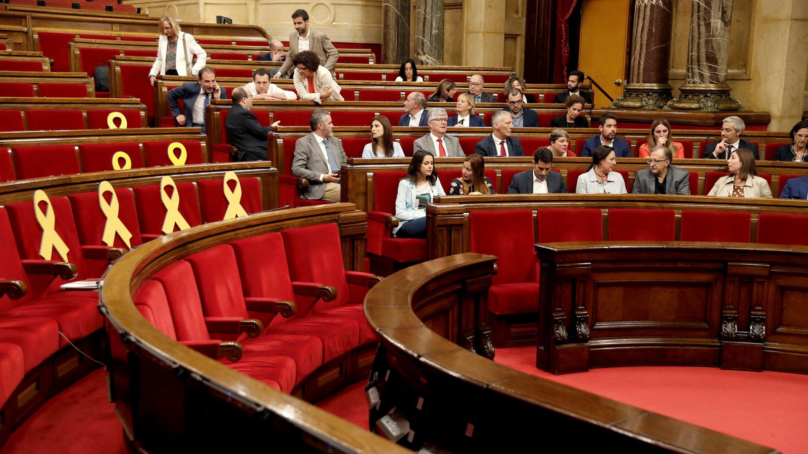 La Mesa del Parlament aprueba el acuerdo de JxCat y ERC para sustituir a los diputados suspendidos