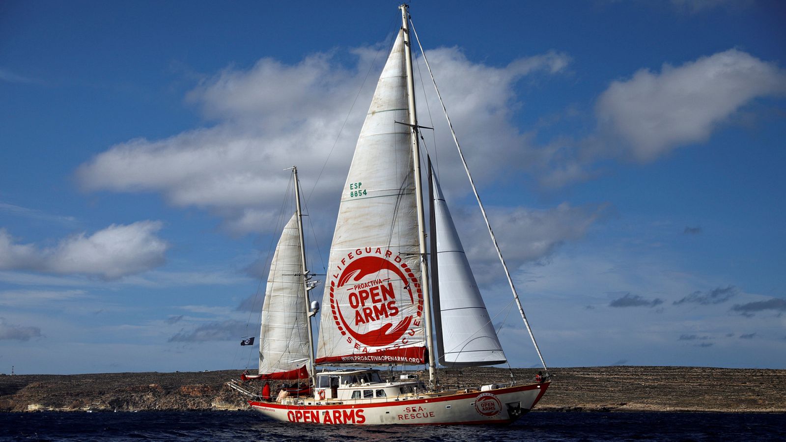 Astral, el único barco humanitario cerca de Libia