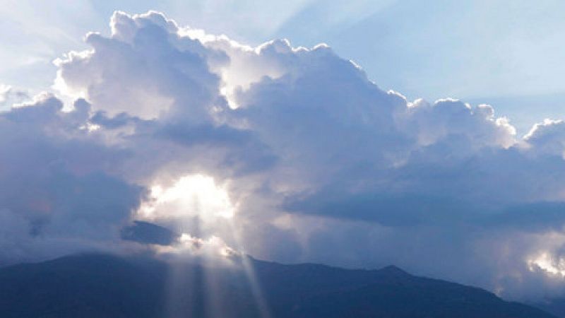 Intervalos nubosos en Canarias y nubosidad de evolución en la mitad este peninsular
