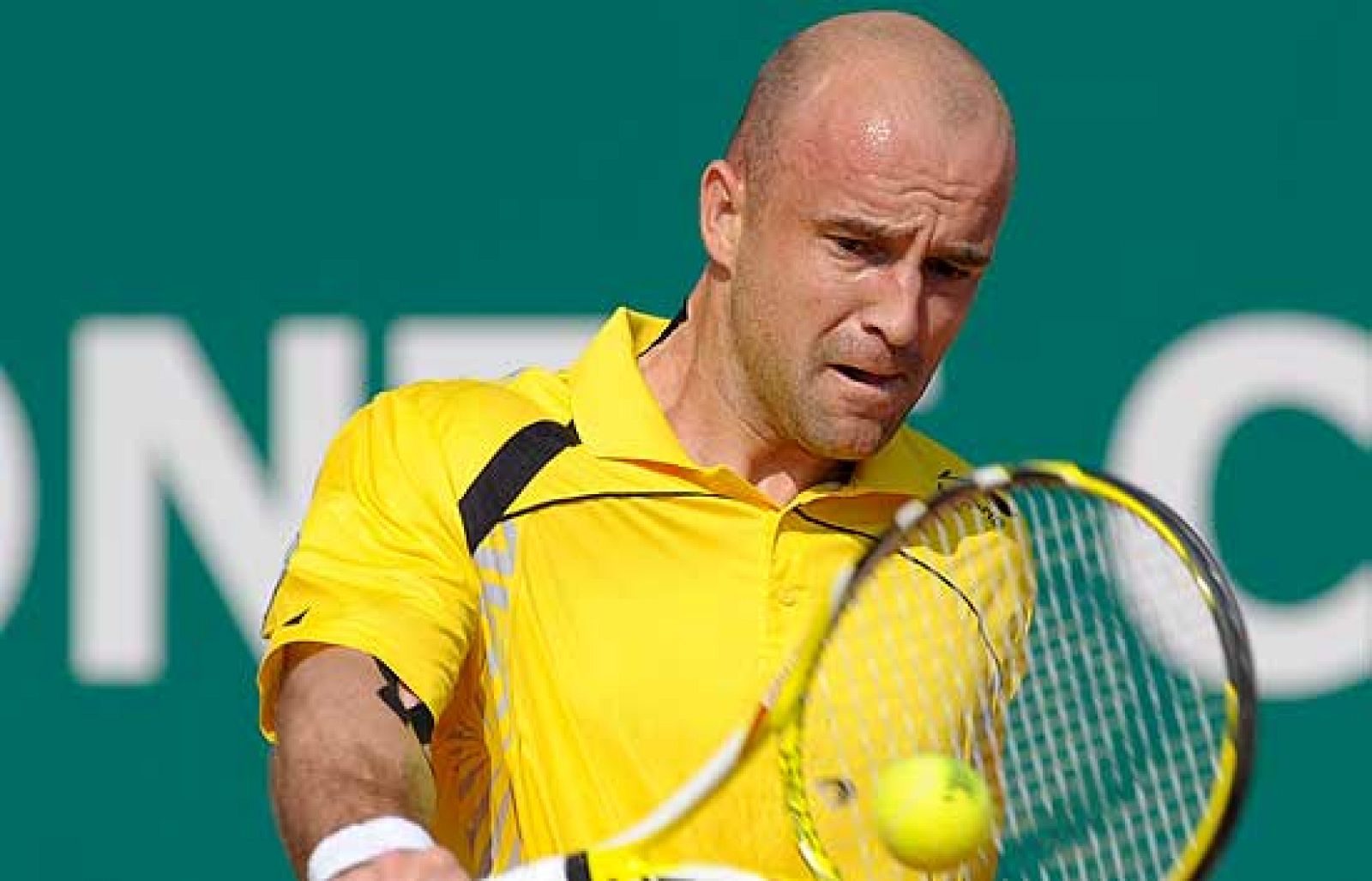 Lo paga con la raqueta