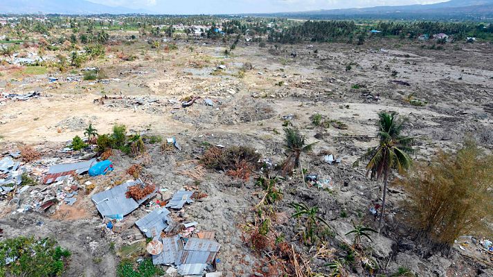 Telediario 1 - Al menos 1.763 muertos y 5.000 desaparecidos tras el terremoto y tsunami en Indonesia