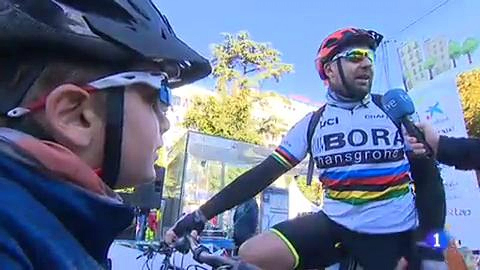 El nuevo campeón del mundo de ciclismo en ruta, Alejandro Valverde, se ha puesto por primera vez el maillot arcoiris. Lo ha hecho en la Fiesta de la Bici de Madrid, rodeado de corredores populares.