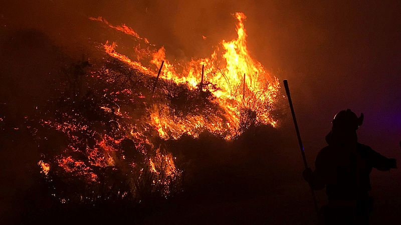 Un incendio en Mondariz obliga a desalojar a decenas de vecinos