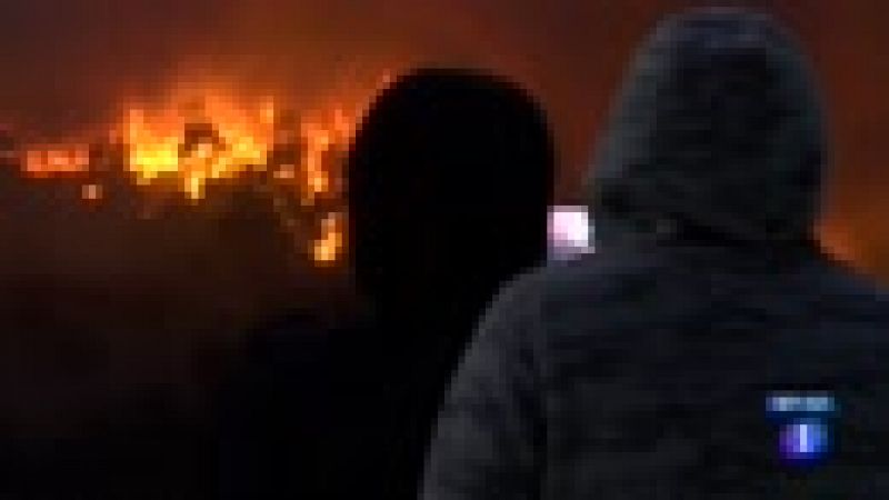 Galicia - Los bomberos controlan el incendio en Mondariz y permiten a los vecinos regresar a sus casas